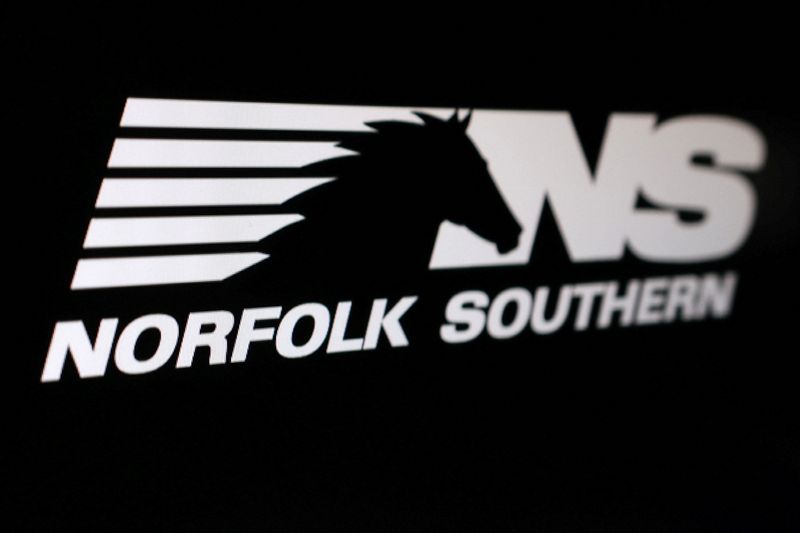 Norfolk Southern beats quarterly profit on strong merchandise volumes