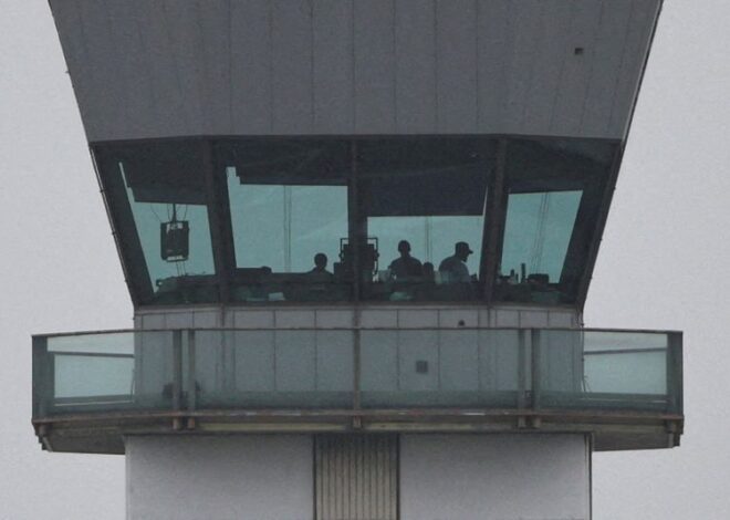 Hundreds of air traffic controllers take second jobs as US shutdown continues