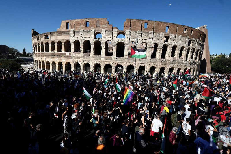 Big crowds, clashes with police on fourth day of Italian pro-Palestinian protests