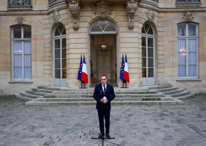 French PM urges end to "ridiculous spectacle" as budget deadline looms