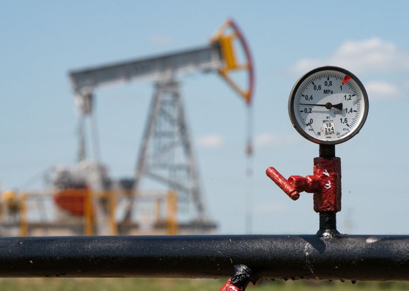 Oil set for weekly loss on uncertainty over global supply outlook