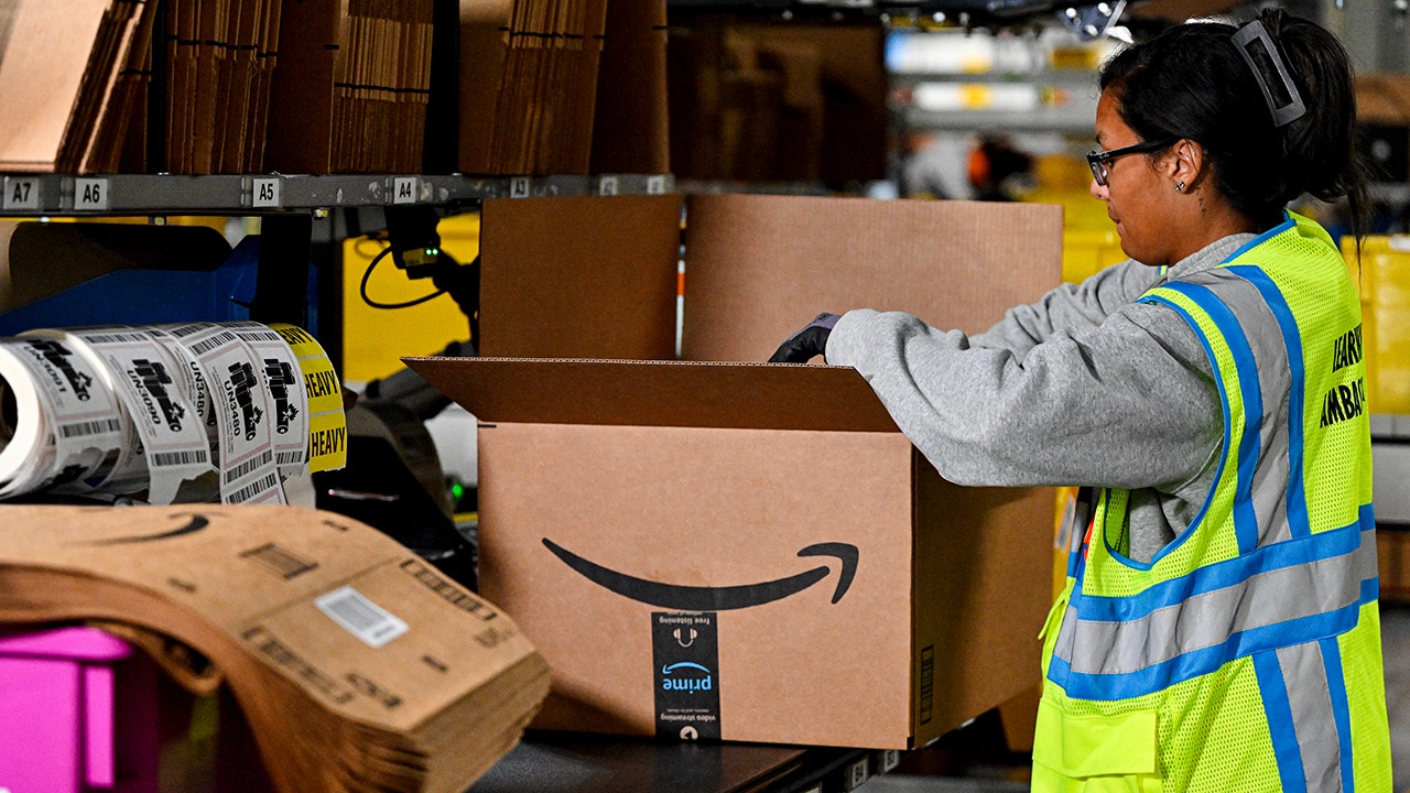 Amazon holiday jobs offer $23 hourly pay for seasonal workers this year