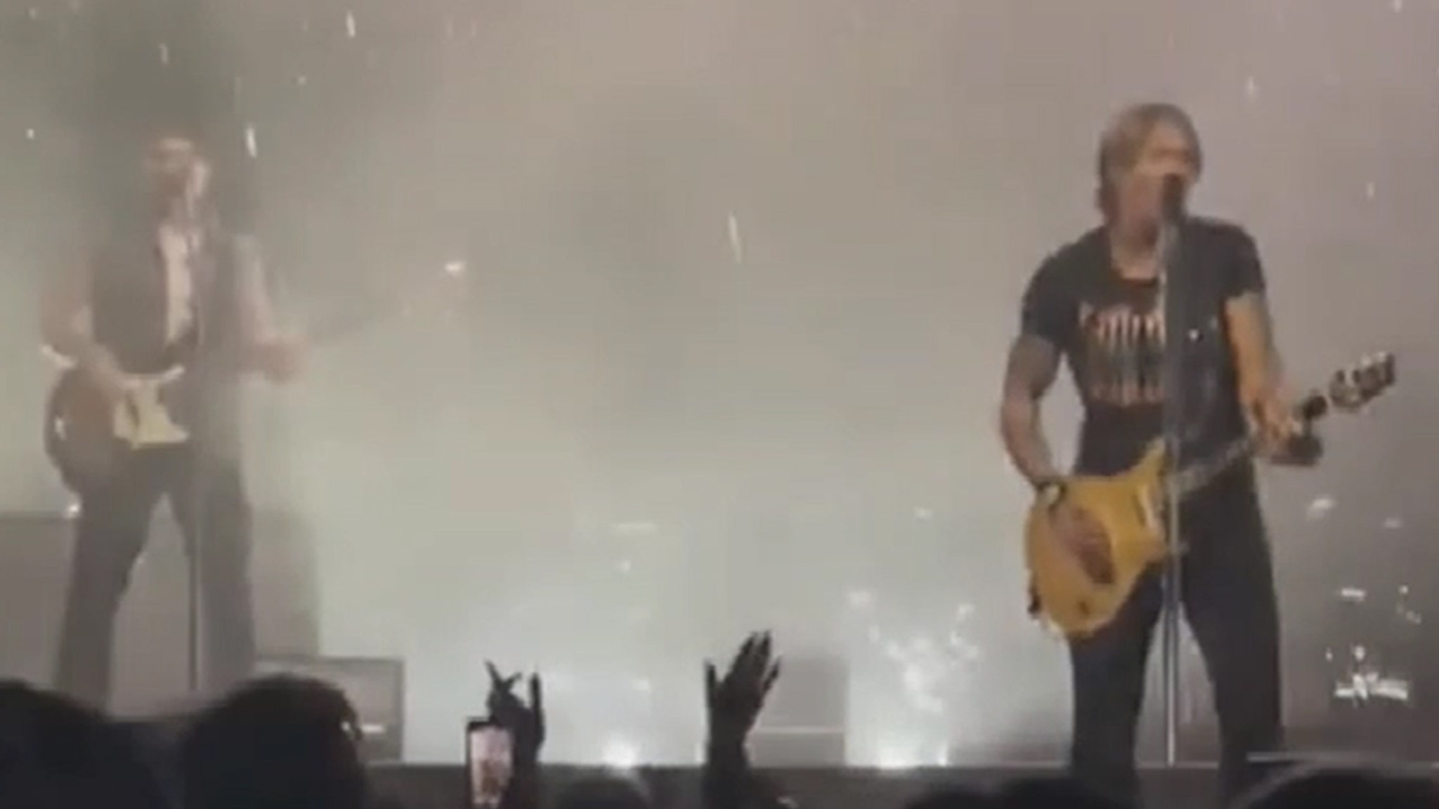 Keith Urban Shows Nicole Kidman Pic on Concert Screen, Still Without His Ring