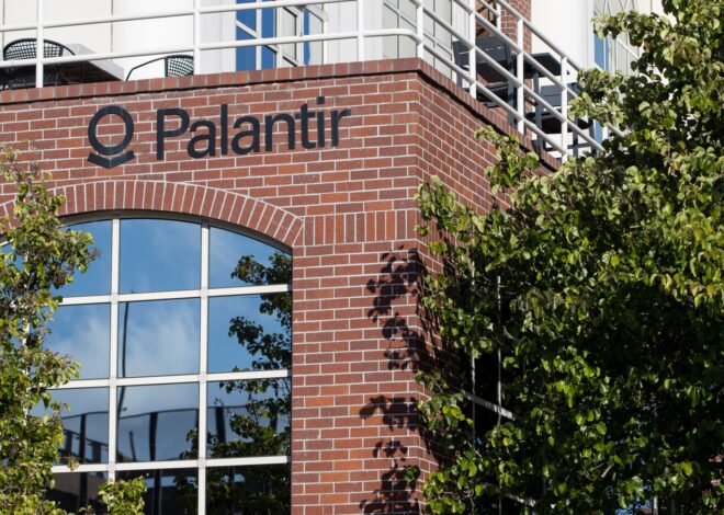 Palantir Stock Steadies Near $185 As AI Optimism Offsets Valuation Concerns