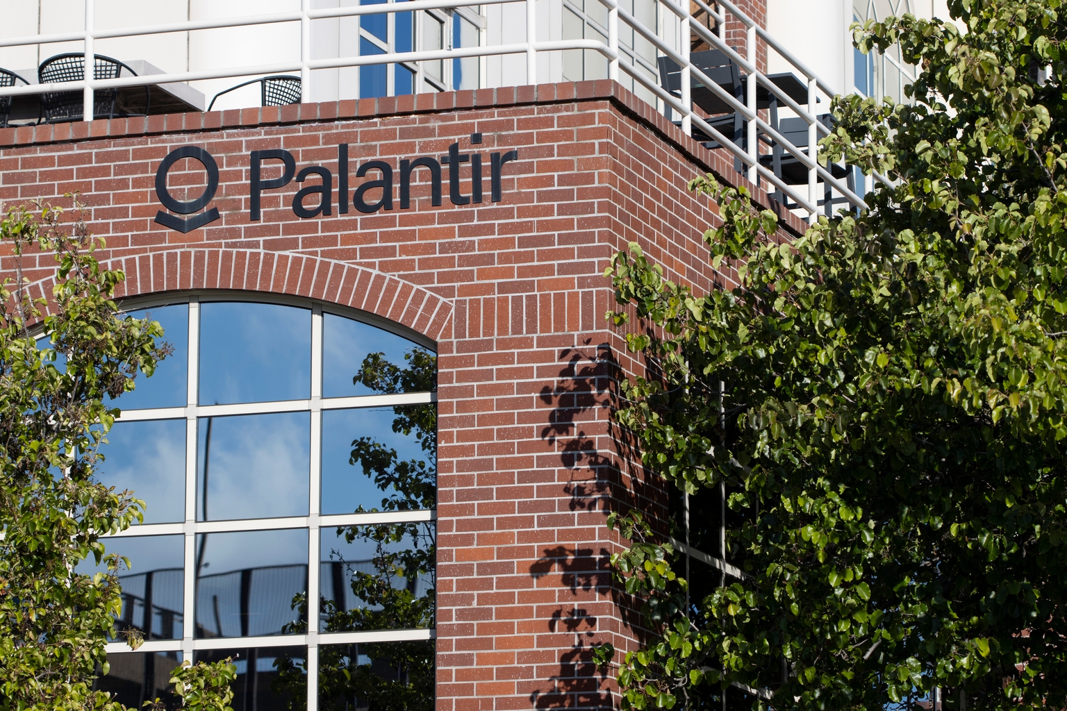 Palantir Stock Steadies Near $185 As AI Optimism Offsets Valuation Concerns