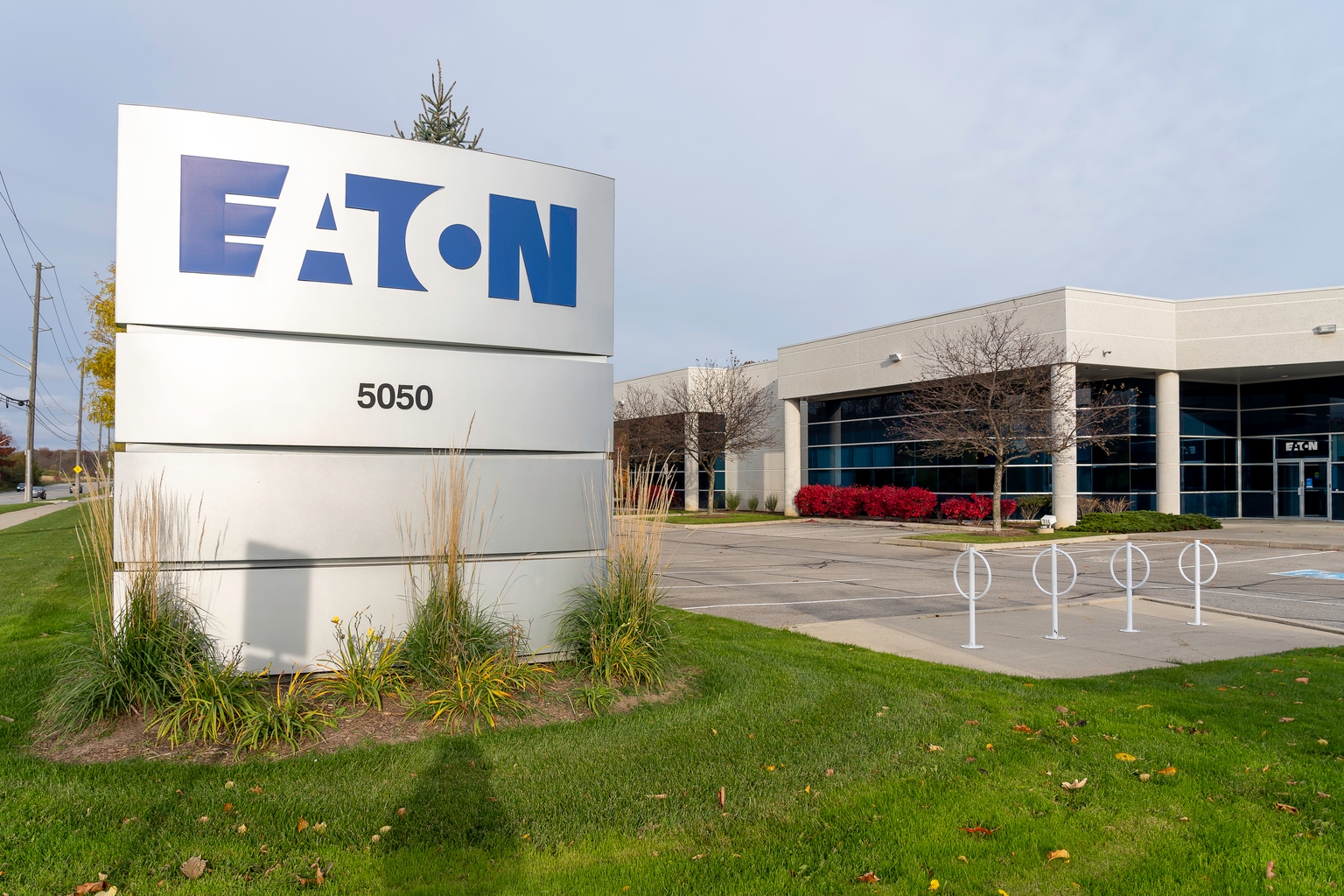 Eaton Stock: My Favorite Second Derivative AI Investment Is A Buy (NYSE:ETN)
