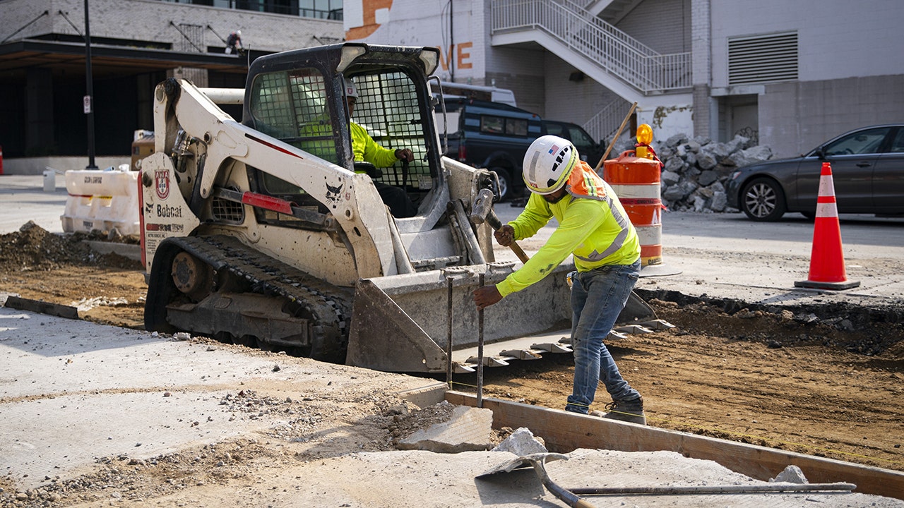 Private data shows essentially no job growth in September, economist says