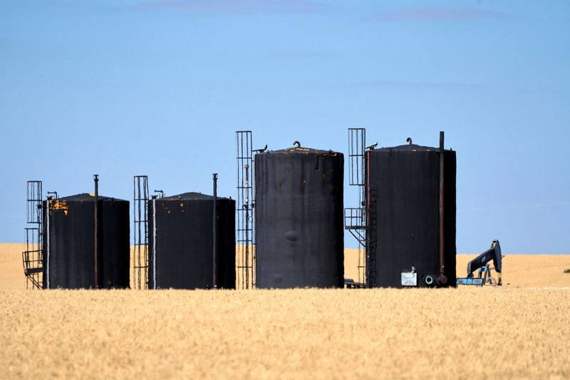 Oil falls after loadings resume at key Russian export hub