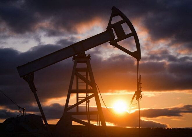 Oil slips as loadings resume at Russian hub; markets weigh sanctions impact