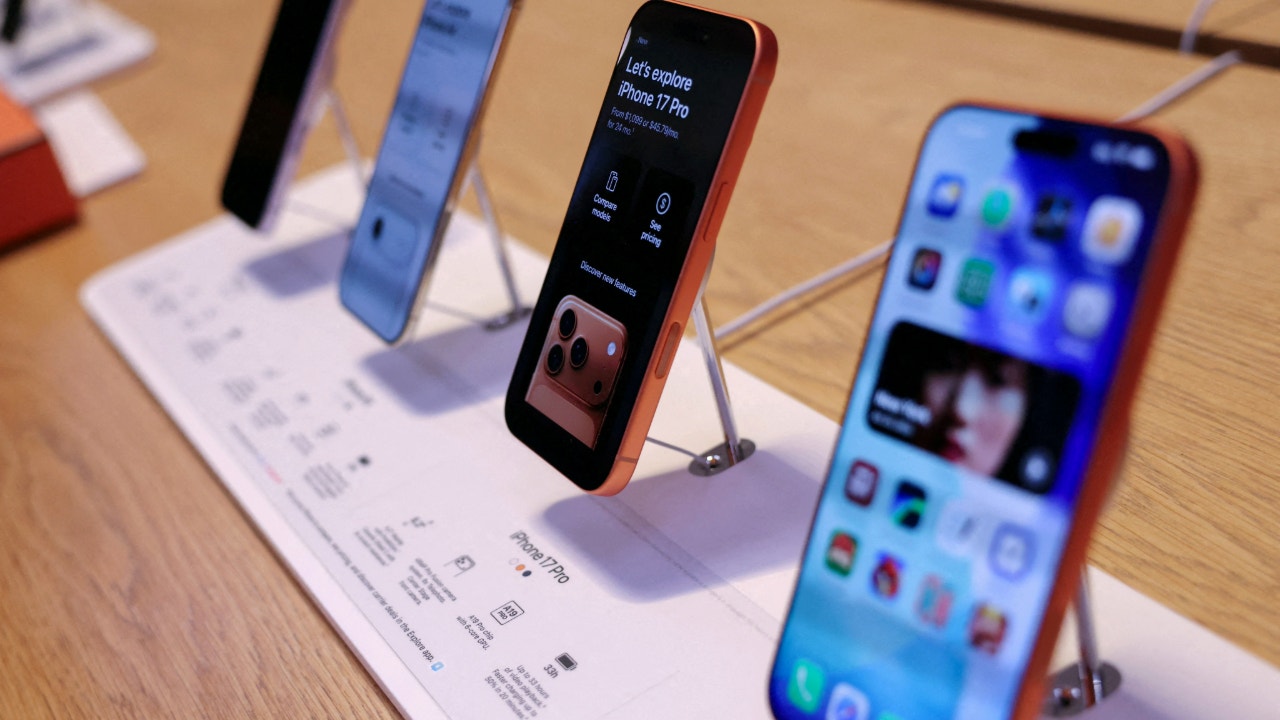 Apple to lead smartphone shipments in 2025 for first time since 2011